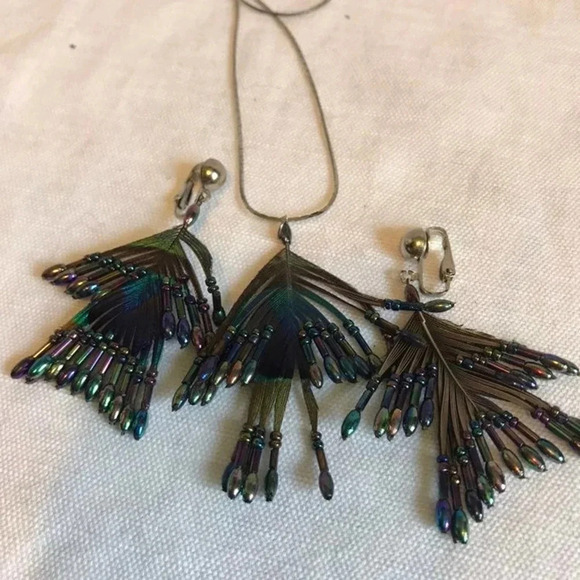 Beautiful Matching Set Feather Clip on Earrings and Necklace - Picture 2 of 4
